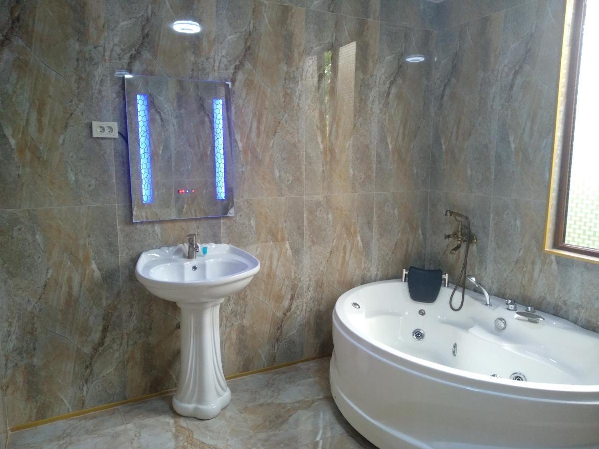 Hotel Royal Koutaïssi Extérieur photo