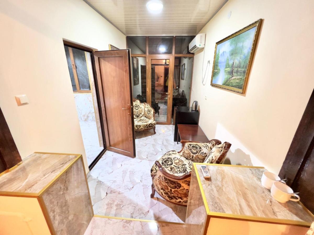 Hotel Royal Koutaïssi Extérieur photo